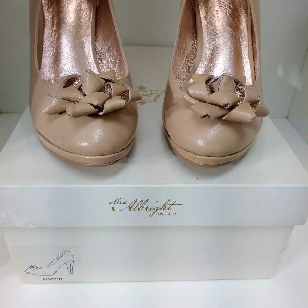 MISS ALBRIGHT TAN BOW HEELS NEW WITH BOX SIZE 7 WFD TCC